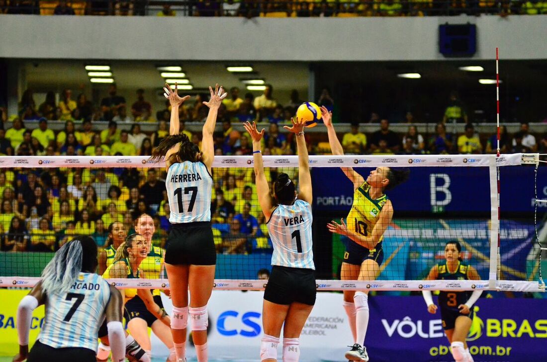 Brasil vira o jogo e vence República Tcheca no Pré-Olímpico de vôlei