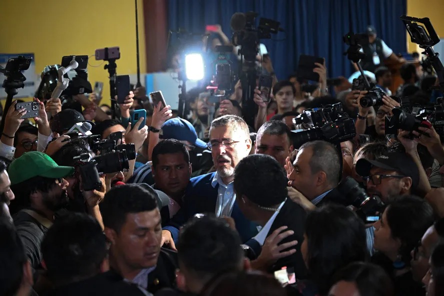 Candidato à Presidência da Guatemala Bernardo Arévalo chega para votar na Cidade da Guatemala