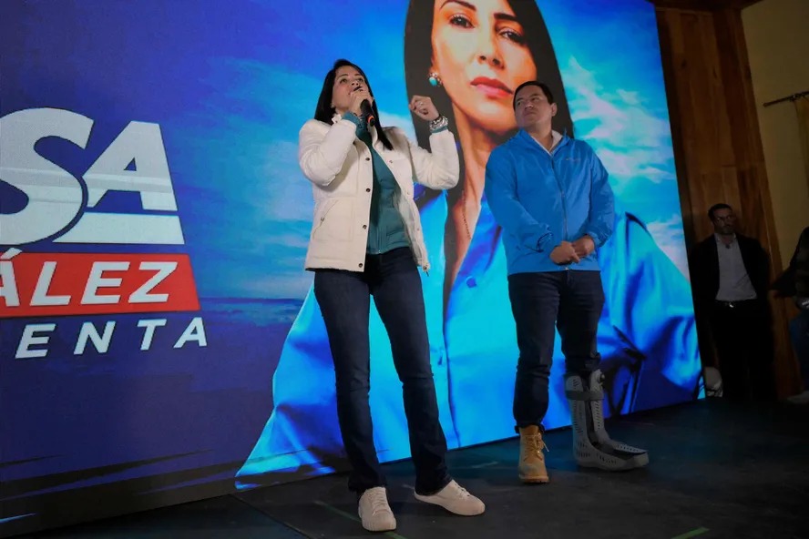 Candidata correísta à Presidência do Equador, Luisa González, faz discurso depois do início da divulgação dos resultados eleitorais no Equador