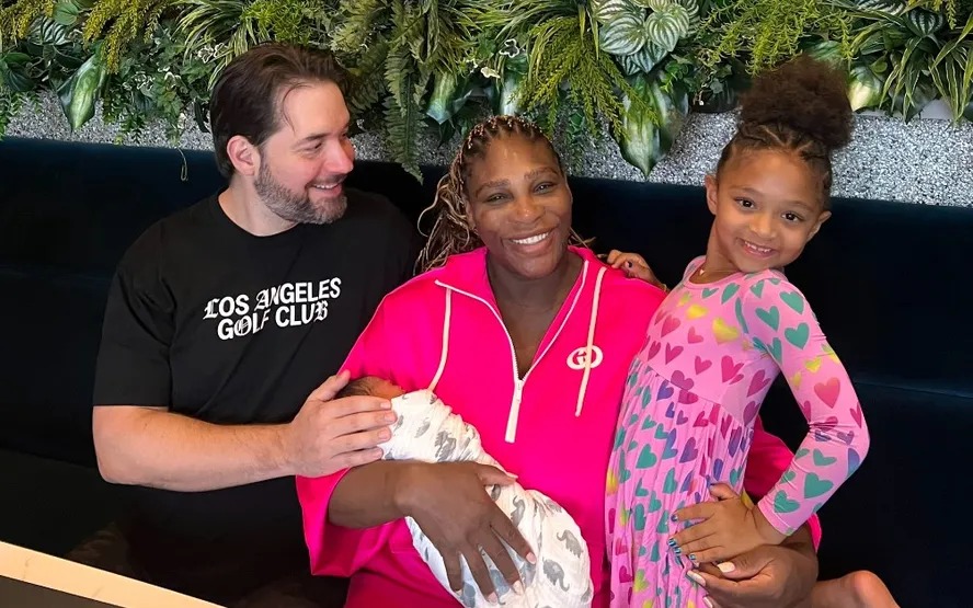 Serena Williams com a filha recém-nascida no colo e ao lado do marido, Alexis Ohanian, e da filha Olympia