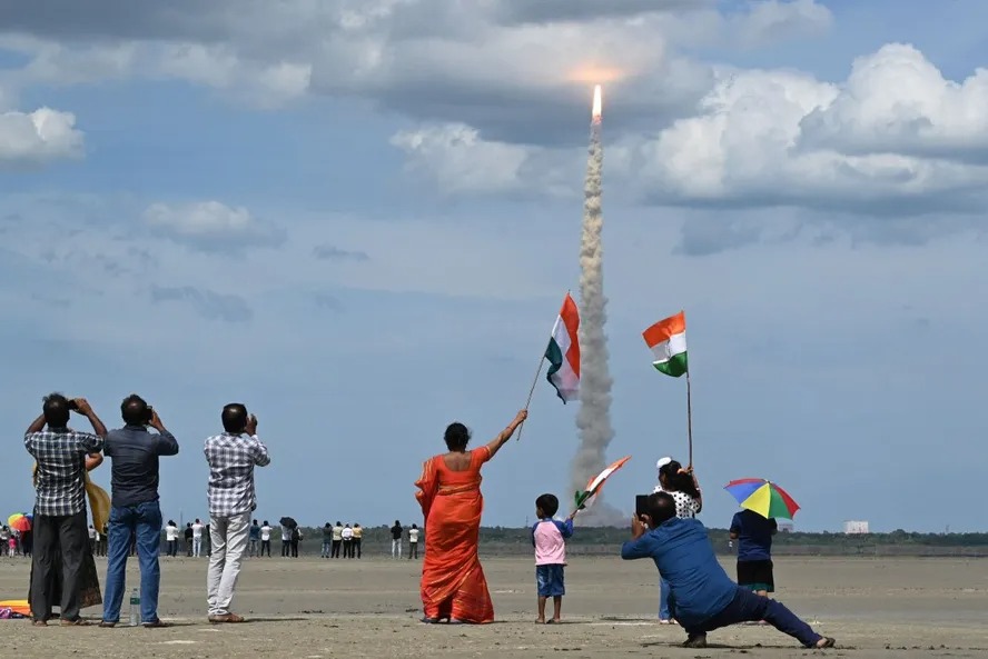 Indianos sacodem bandeiras durante lançamento da Chandrayaan-3