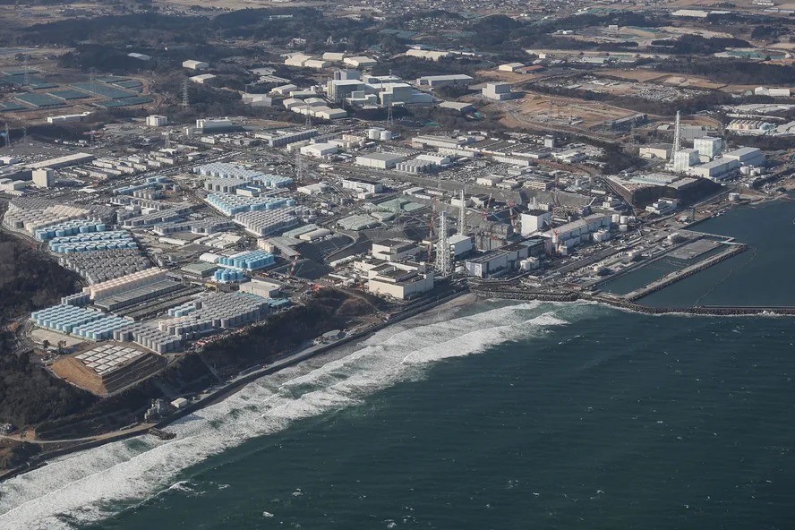 Japão inicia despejo de água radioativa de Fukushima no oceano 