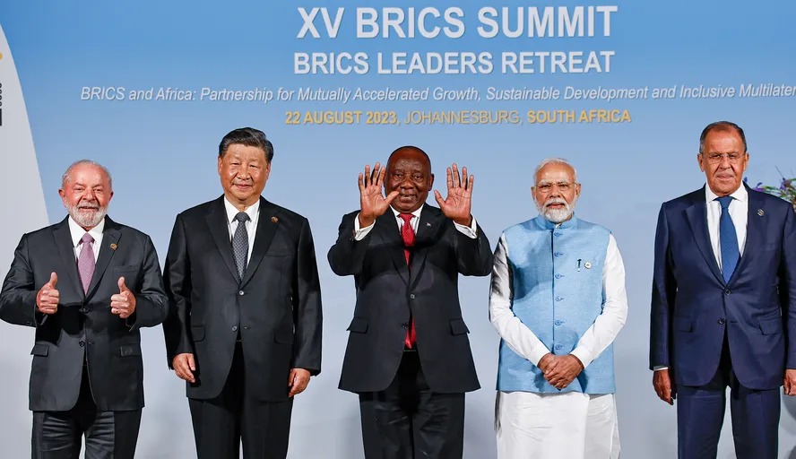 Lula, Xi Jiping (China), Cyril Ramaphosa (África do Sul), Narendra Modi (Índia) e Sergei Lavrov (chanceler da Rússia), respectivamente, durante a cúpula dos Brics na África do Sul 