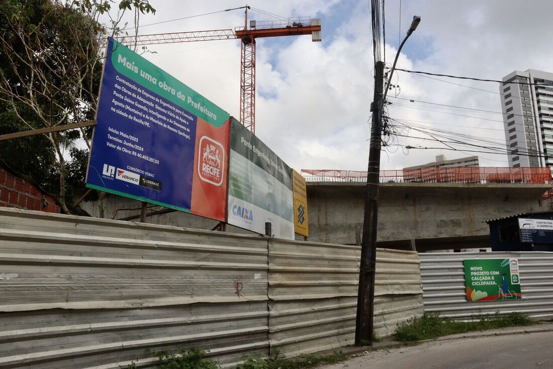Moradores da Vila Esperança protestam contra a desocupação de suas residências para a construção da Ponta Engenheiro Jaisme Gusmão