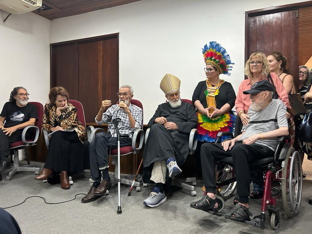 Lançamento do livro "Triângulo matador", de Rachel Rangel (esq), Daniel Santiago ("bispo") e Celso Marconi (de boné)