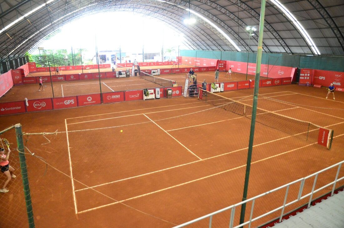 Atleta masculino sério na quadra de tênis para uma competição com