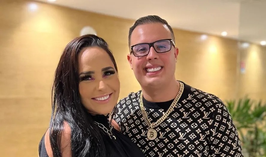 Perlla posa com o marido, o empresário Patrick Abrahão