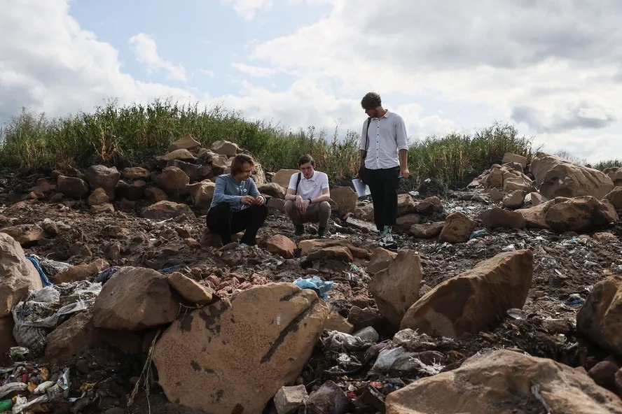 Os ativistas ambientais (da esquerda para a direita) Egor Chastukhin, Alexei Zetkin e Yakov Demidov inspecionam um aterro sanitário nos arredores de Penza, na Rússia 