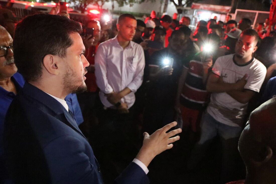 Marino Abreu, presidente do Conselho Deliberativo do Clube, conversa com torcedores na sede