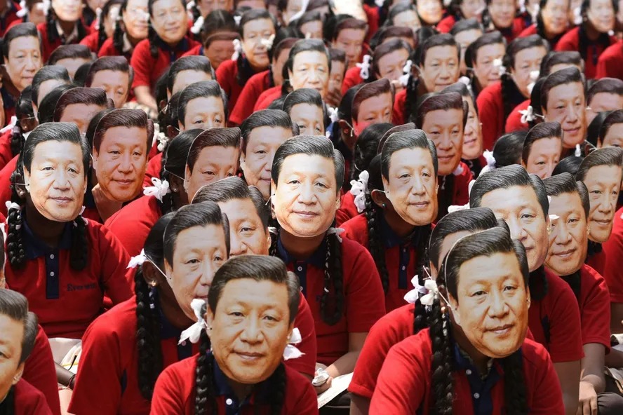 Estudantes indianos usam máscaras do presidente da China, Xi Jinping, em Chennai, antes de cúpula com Modi  Foto: 