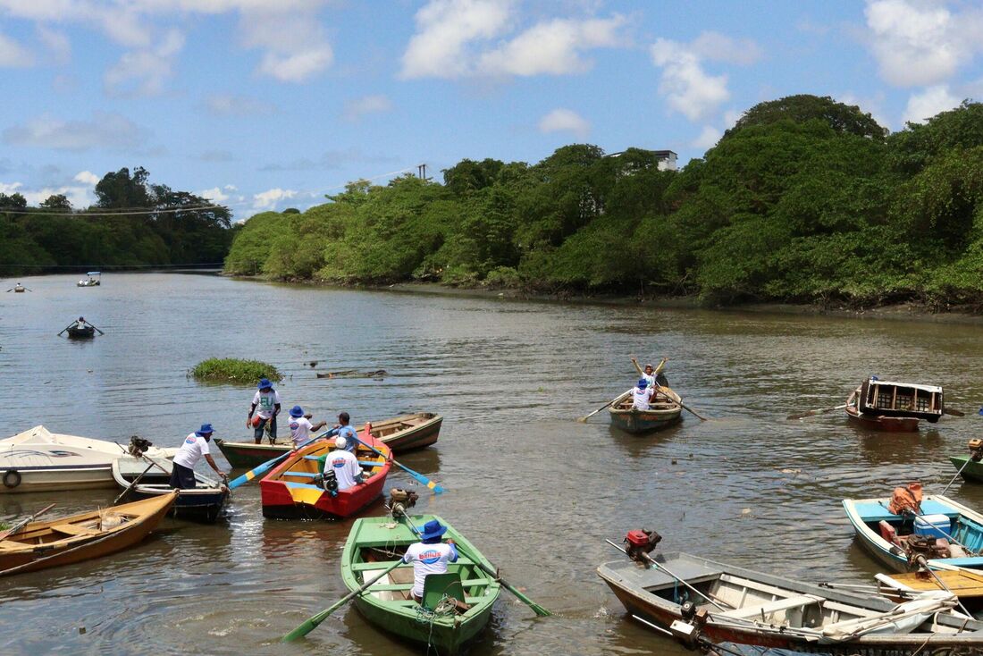 Ação socioambiental e educacional que promove a limpeza do Rio Capibaribe por pescadores