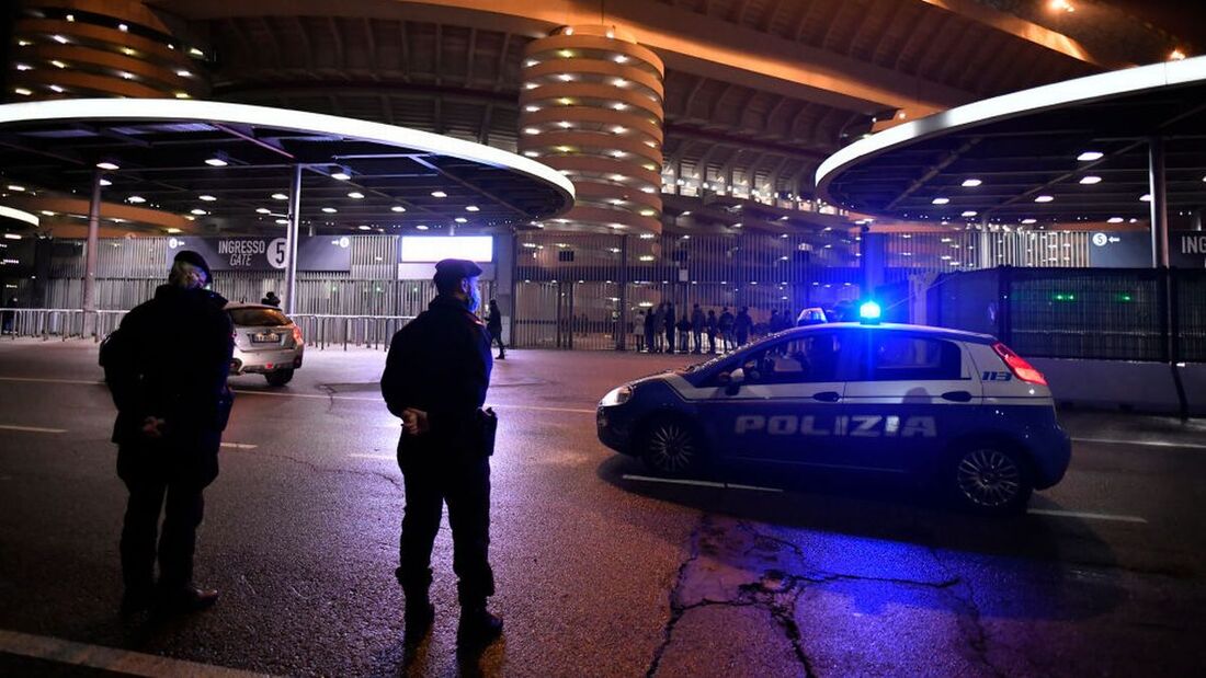 Polícia concentrada do lado de fora do estádio San Siro