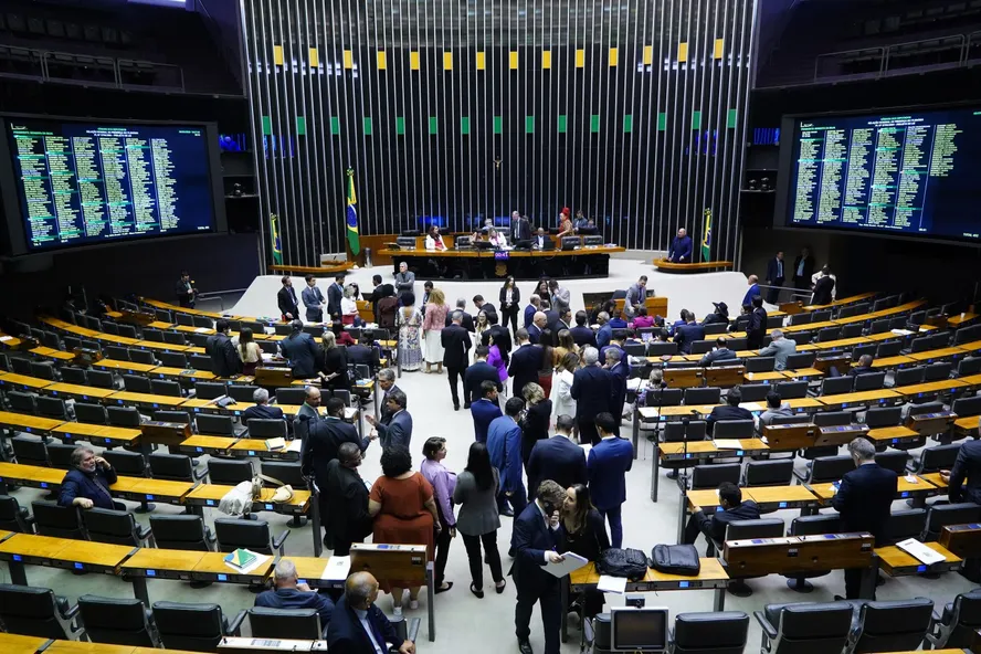 A mudança na Carta Magna só pode ser feita por meio de um instrumento específico a ser votado pelo Congresso