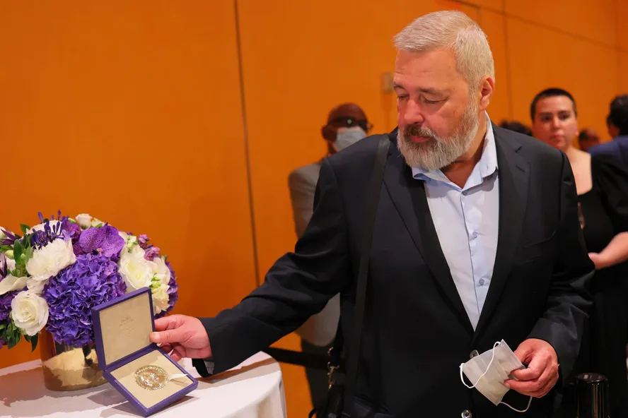 Dmitry Muratov durante leilão de medalha do Prêmio Nobel 