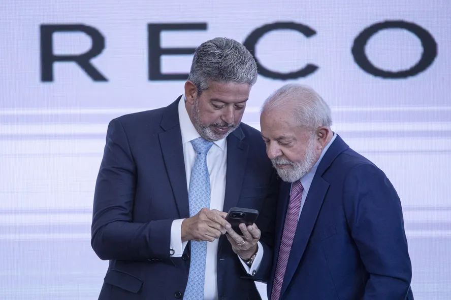 Jogando parados: enquanto Lula diz não ter pressa em fazer minirreforma ministerial, Lira não pautou a votação do arcabouço fiscal 