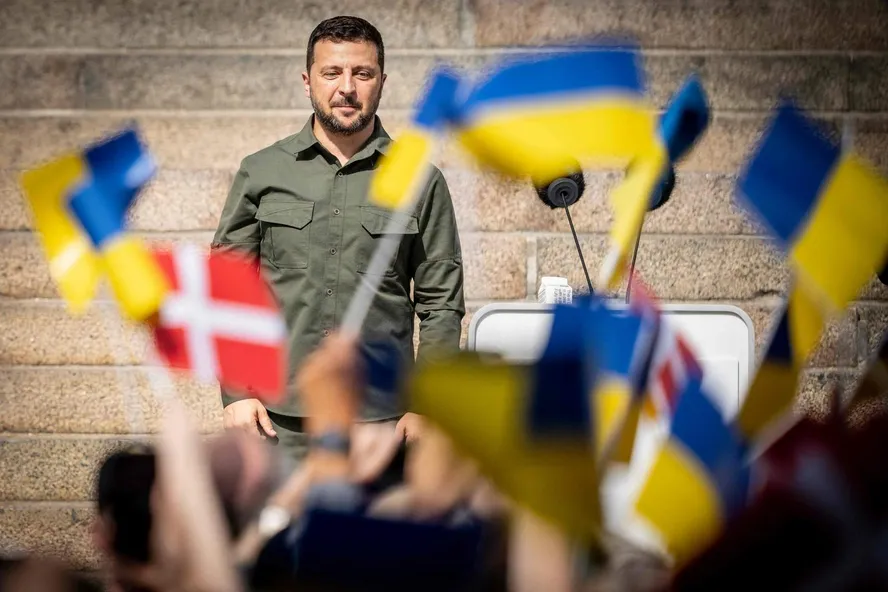 O presidente ucraniano Volodymyr Zelensky fala à multidão em frente ao Parlamento dinamarquês em Copenhague, Dinamarca