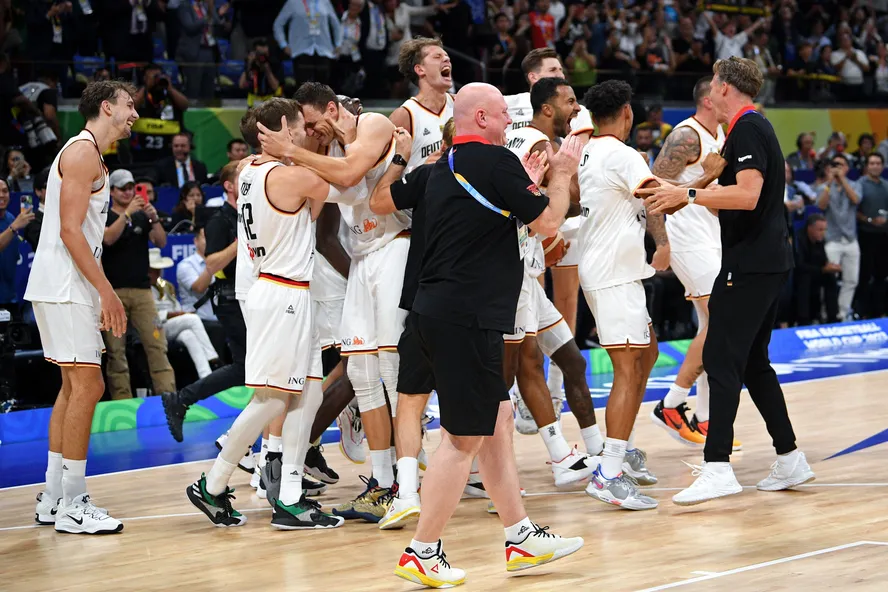 Alemães celebram vitória na Copa do Mundo de basquete, nas Filipinas