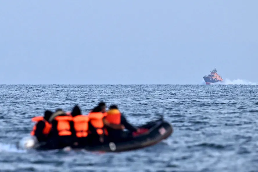 Imigrantes em bote no Canal da Mancha, que divide a França e o Reino Unido 