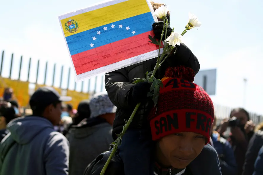 Migrantes venezuelanos protestam em frente a centro de detenção de imigrantes em Ciudad Juarez, estado de Chihuahua, México