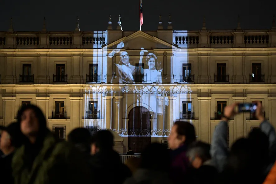 Projeção da imagem do presidente deposto pelo golpe no Chile, Salvador Allende, e da mulher dele, Hortensia Bussi, na fachada do Palácio de La Moneda 