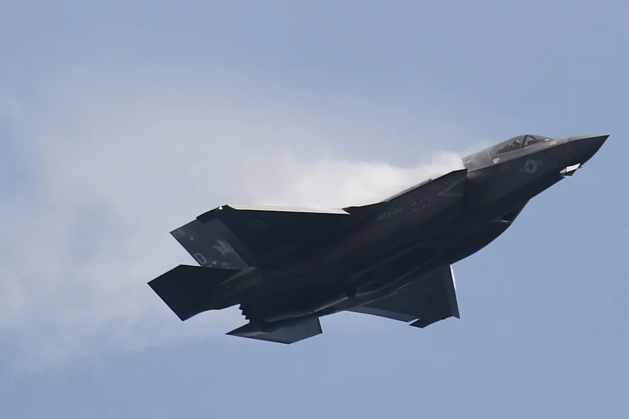 Aeronave modelo F-35B Lightning II decola voo 