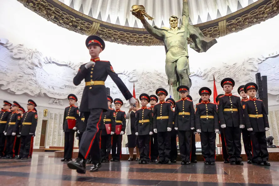 Cadetes russos da escola militar Suvorov participam da cerimônia no Museu da Grande Guerra Patriótica: militarização está se expandindo pelo sistema educacional 