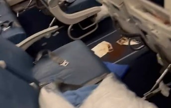 Avião retornou ao ponto de partida sendo considerado como 'perigo biológico' pela tripulação