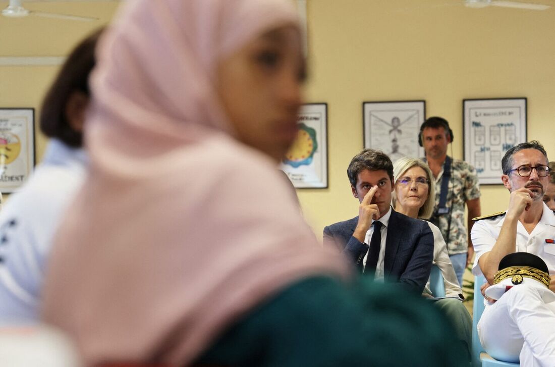 Ministro da Educação francês, Gabriel Atta em reunião na escola secundária Bourbon