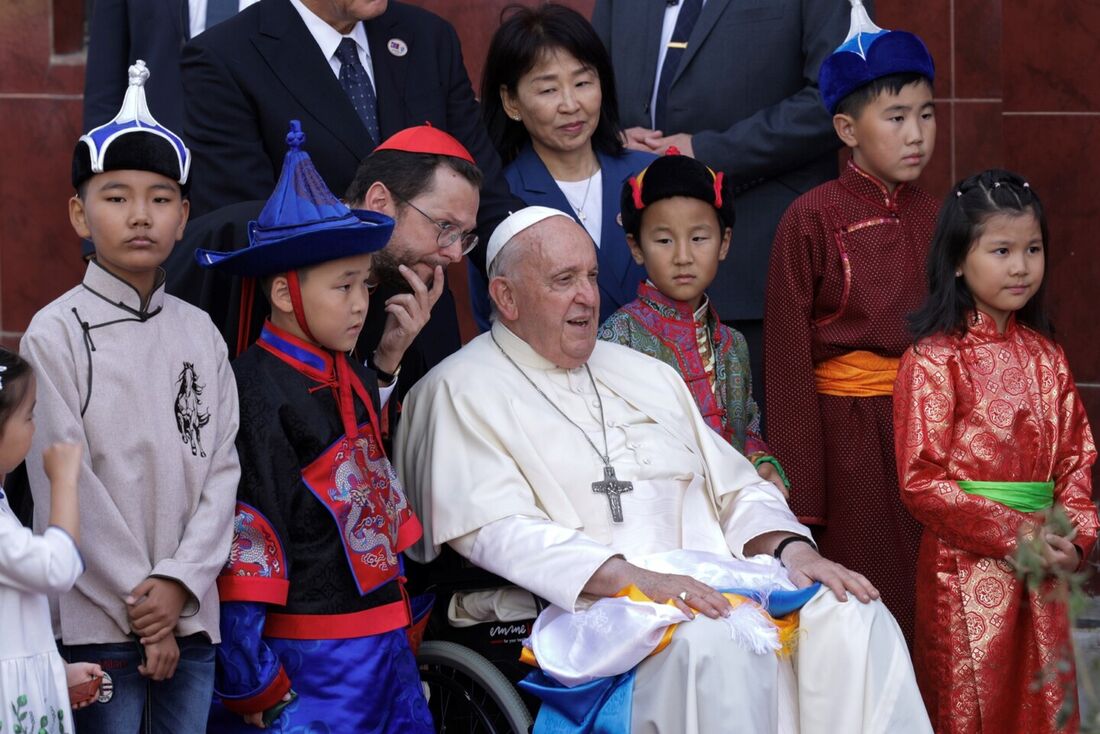  Papa Francisco (C) participa de cerimônia de boas-vindas na Nunciatura Apostólica na Mongólia