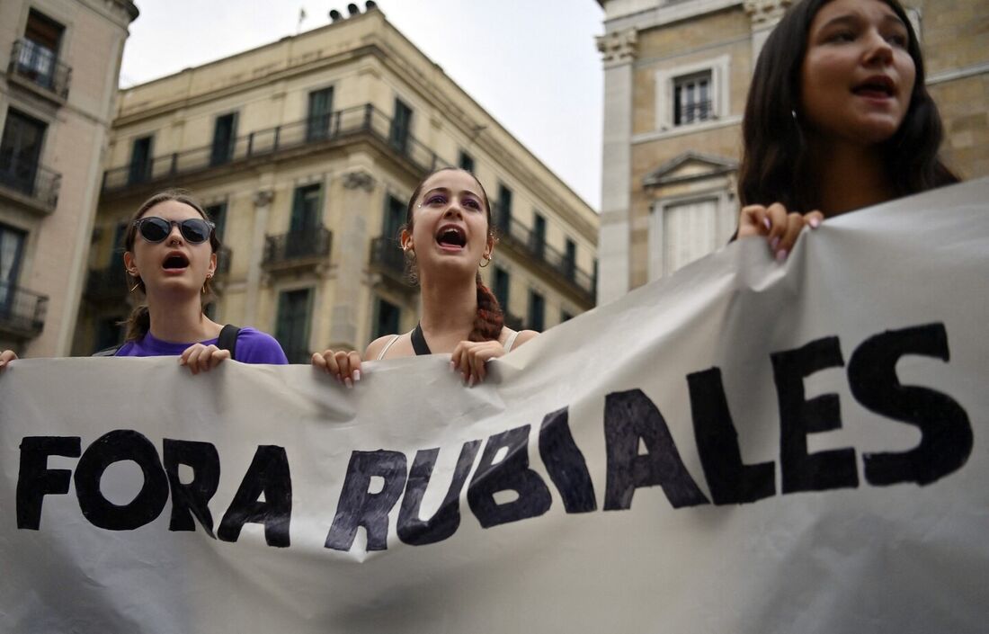 Manifestações contra misoginia e cobrando punições mais duras contra o dirigente se espalharam pela Espanha