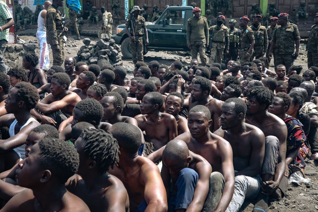 Pessoas presas durante uma operação militar para impedir uma manifestação planejada contra a ONU 