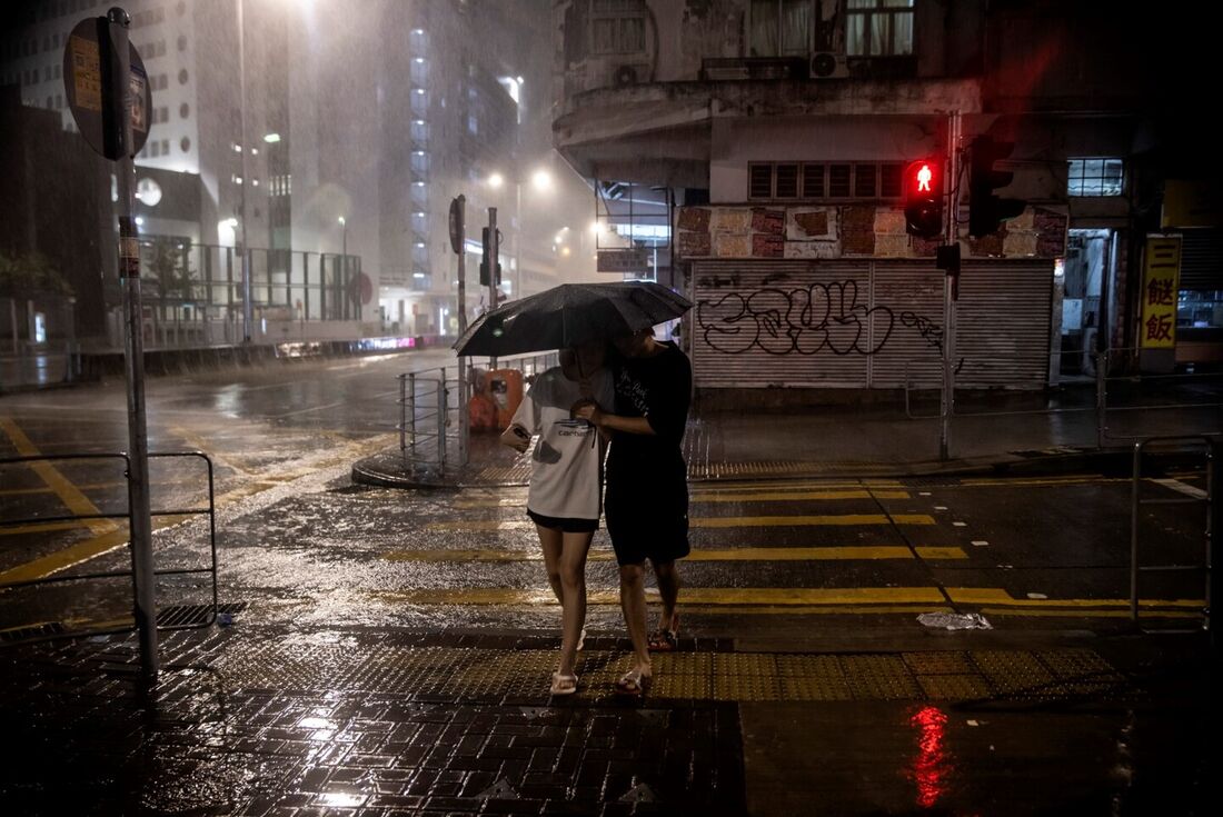 Tufão Saola tocou a terra na madrugada deste sábado (02) na Sul da China