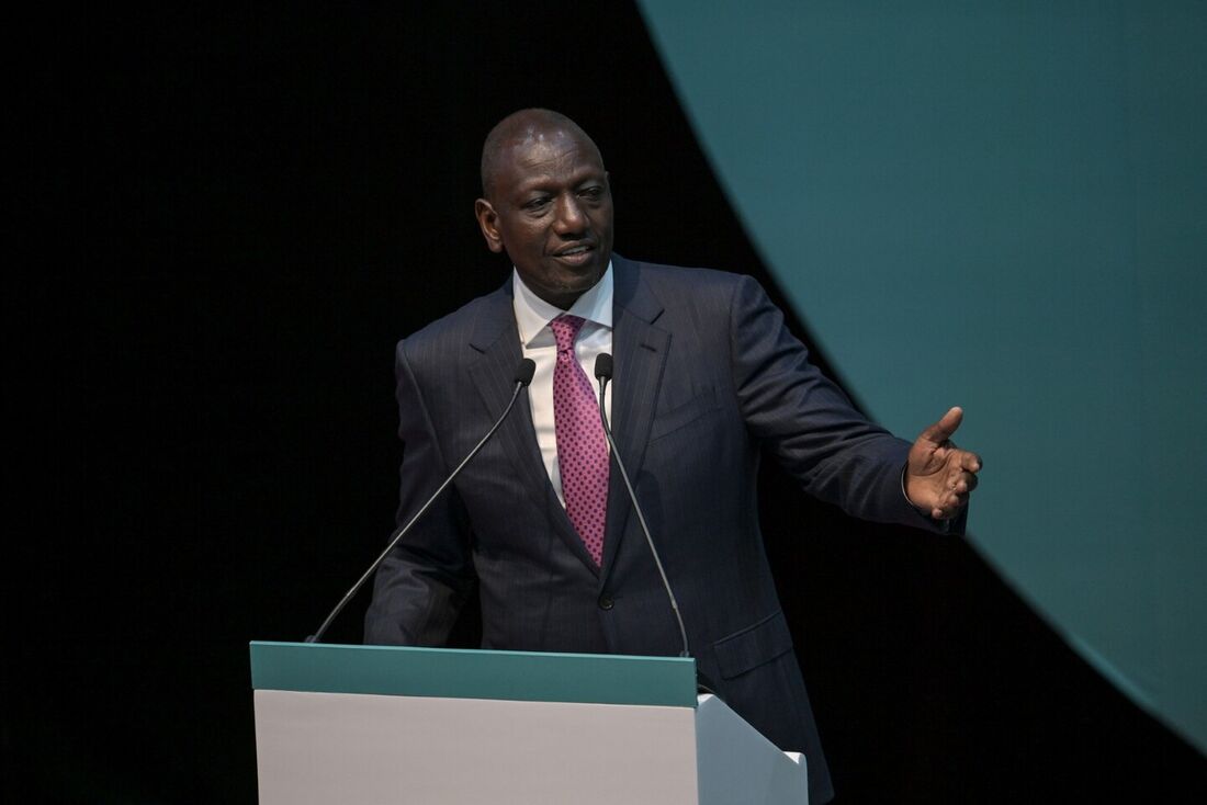 O presidente do Quênia, William Ruto, faz o seu discurso de abertura durante a cúpula continental 