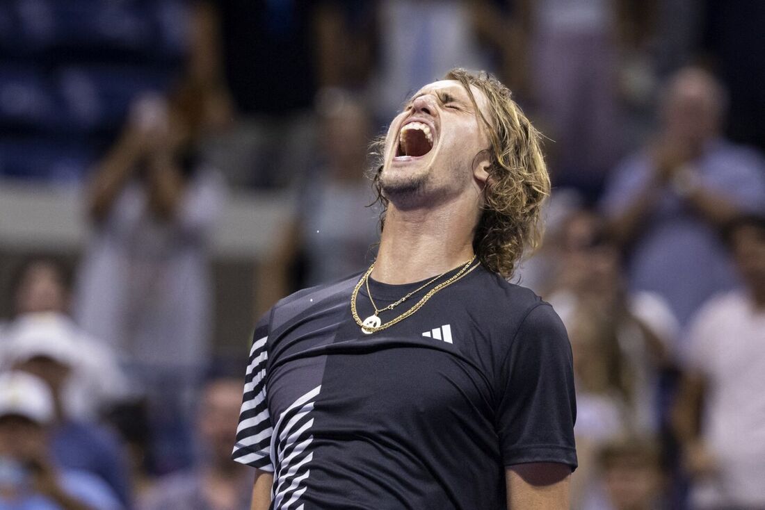  Alexander Zverev comemora sua vitória contra o italiano Jannik Sinner