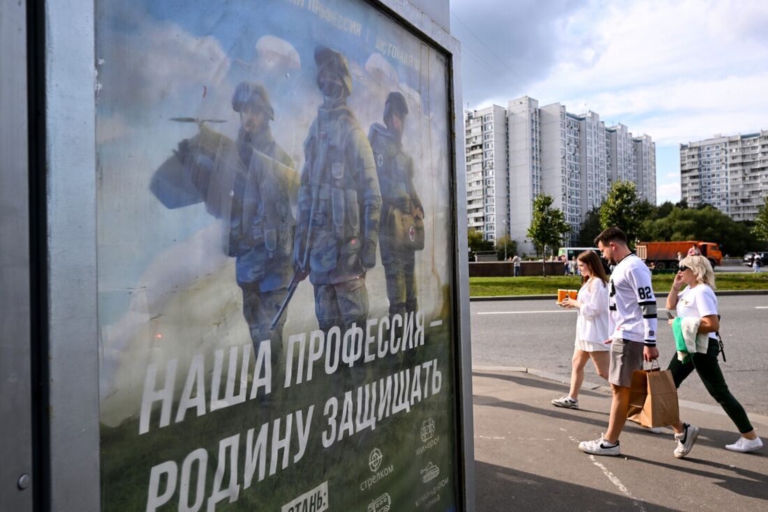 Cartaz promovendo o serviço militar em Moscou