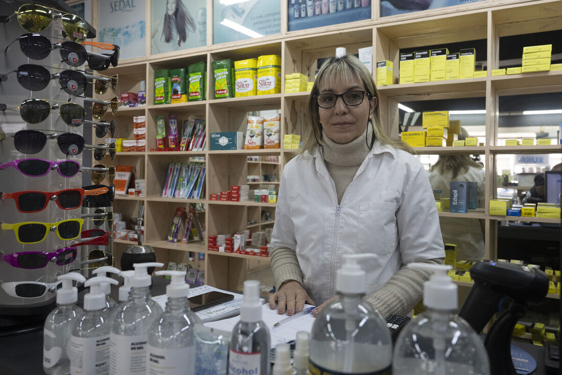 Diante da constante desvalorização do peso argentino, milhares de uruguaios cruzam as pontes até o país vizinho para aproveitar bens e serviços mais baratos