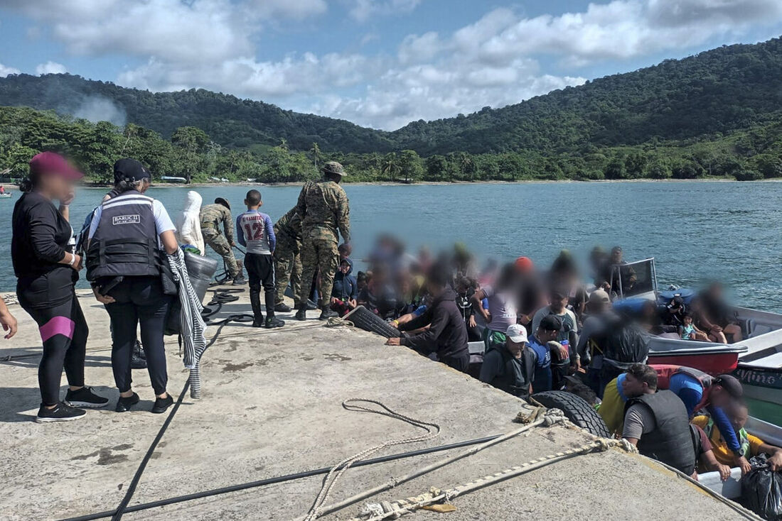 Membros do Exército resgatam 150 migrantes que estavam sendo transferidos em barcos em Carti, Panamá