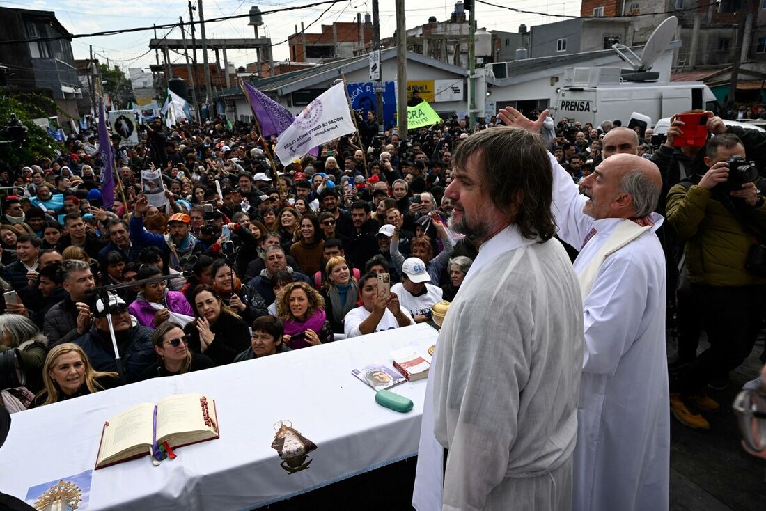 Padres fazem desagravo ao papa após críticas de Milei