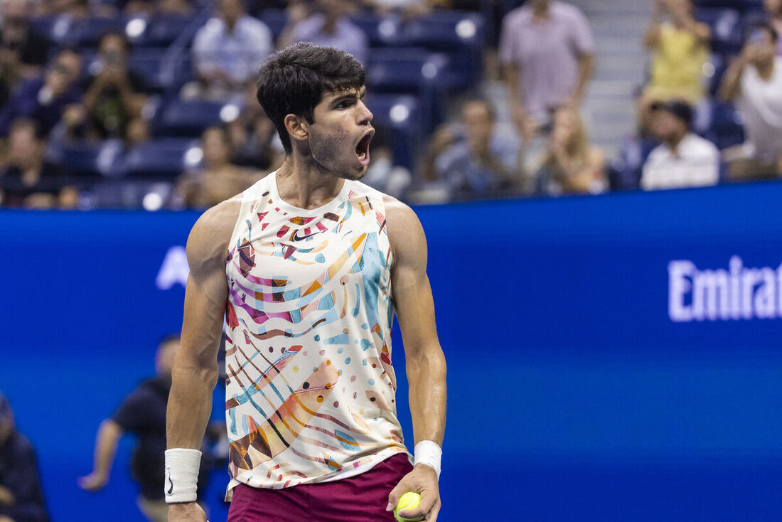 Alcaraz e Medvedev avançam às semifinais do ATP de Pequim - Gazeta  Esportiva - Muito além dos 90 minutos