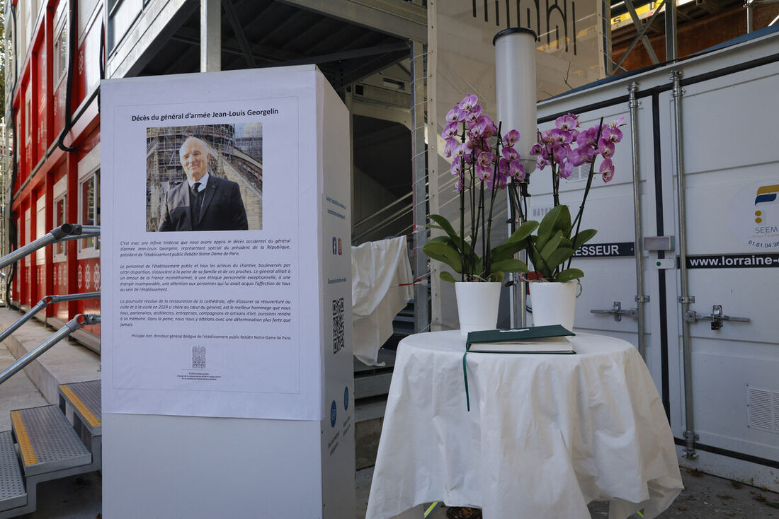 Homenagem ao falecido general Jean-Louis Georgelin, ex-chefe do exército francês encarregado de restaurar a Catedral 