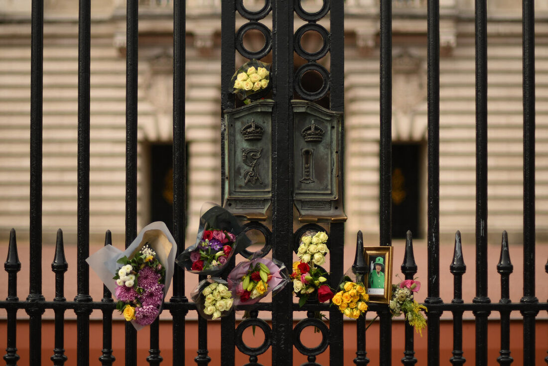 Homenagens são vistas nas grades do Palácio de Buckingham