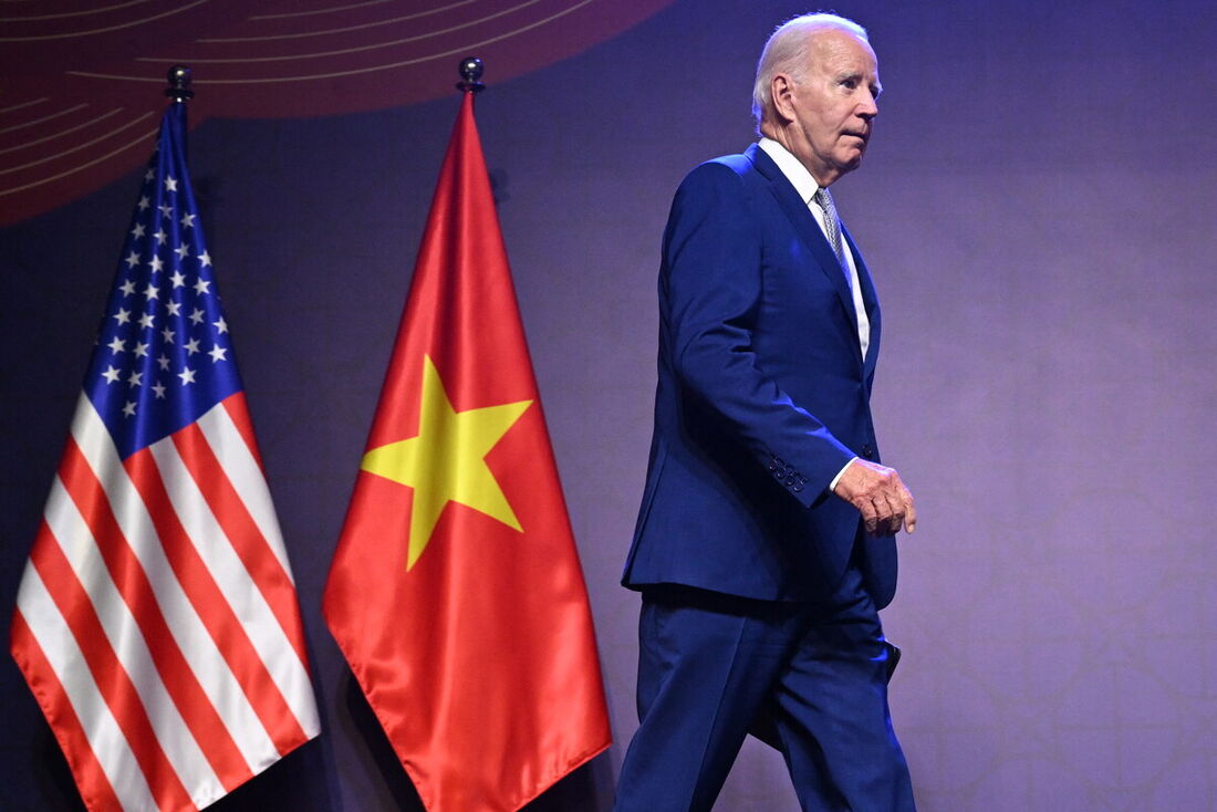 O presidente dos EUA, Joe Biden, chega para dar entrevista coletiva em Hanói em 10 de setembro de 2023, no primeiro dia de visita ao Vietnã