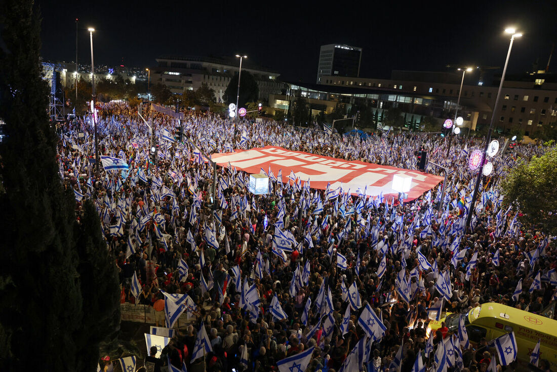 Multidão protesta contra reforma judicial em Jerusalém 