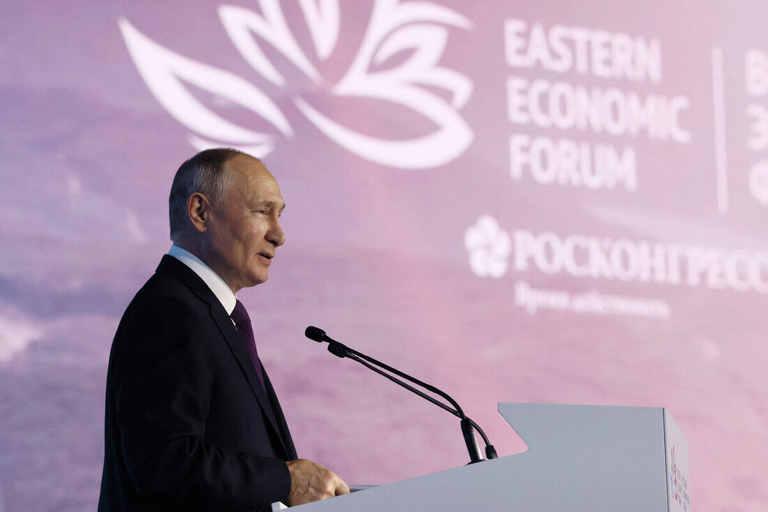 O presidente Vladimir Putin dirige-se ao público durante o Fórum Económico Oriental