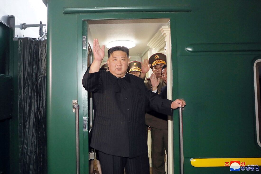 O líder da Coreia do Norte, Kim Jong Un (C), acenando ao partir de trem de Pyongyang para uma visita à Rússia