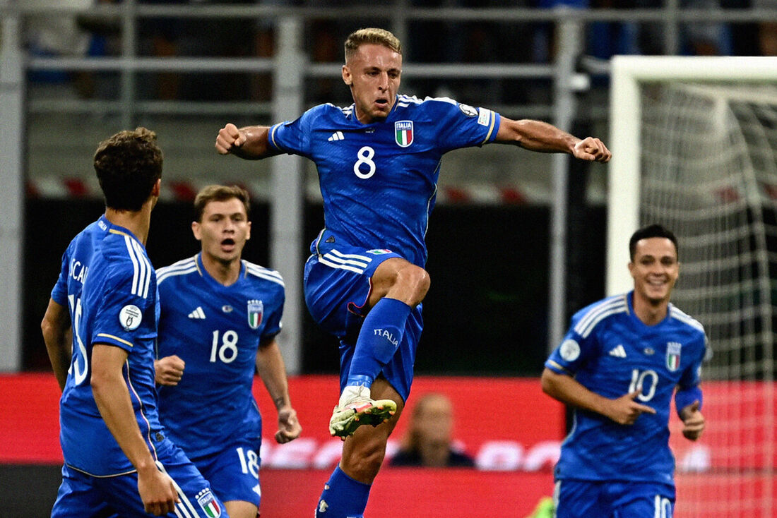 Davide Fratesi comemora o primeiro gol da seleção italiana