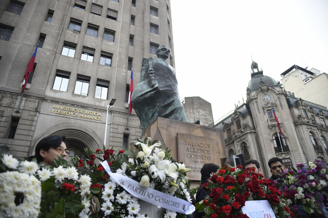 Estátua do ex-presidente chileno Salvador Allende é vista do lado de fora do Palácio Presidencial La Moneda