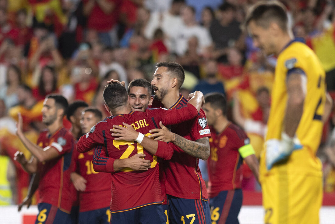 Ferran Torres comemora o sexto gol da seleção espanhola