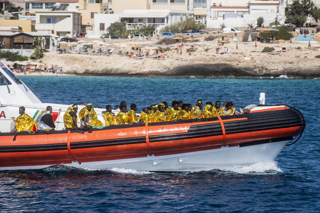 Barco com migrantes na Itália