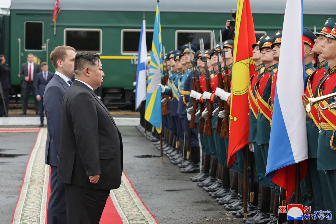 Kim Jong Un recebendo uma cerimônia de despedida no final de sua visita a Rússia